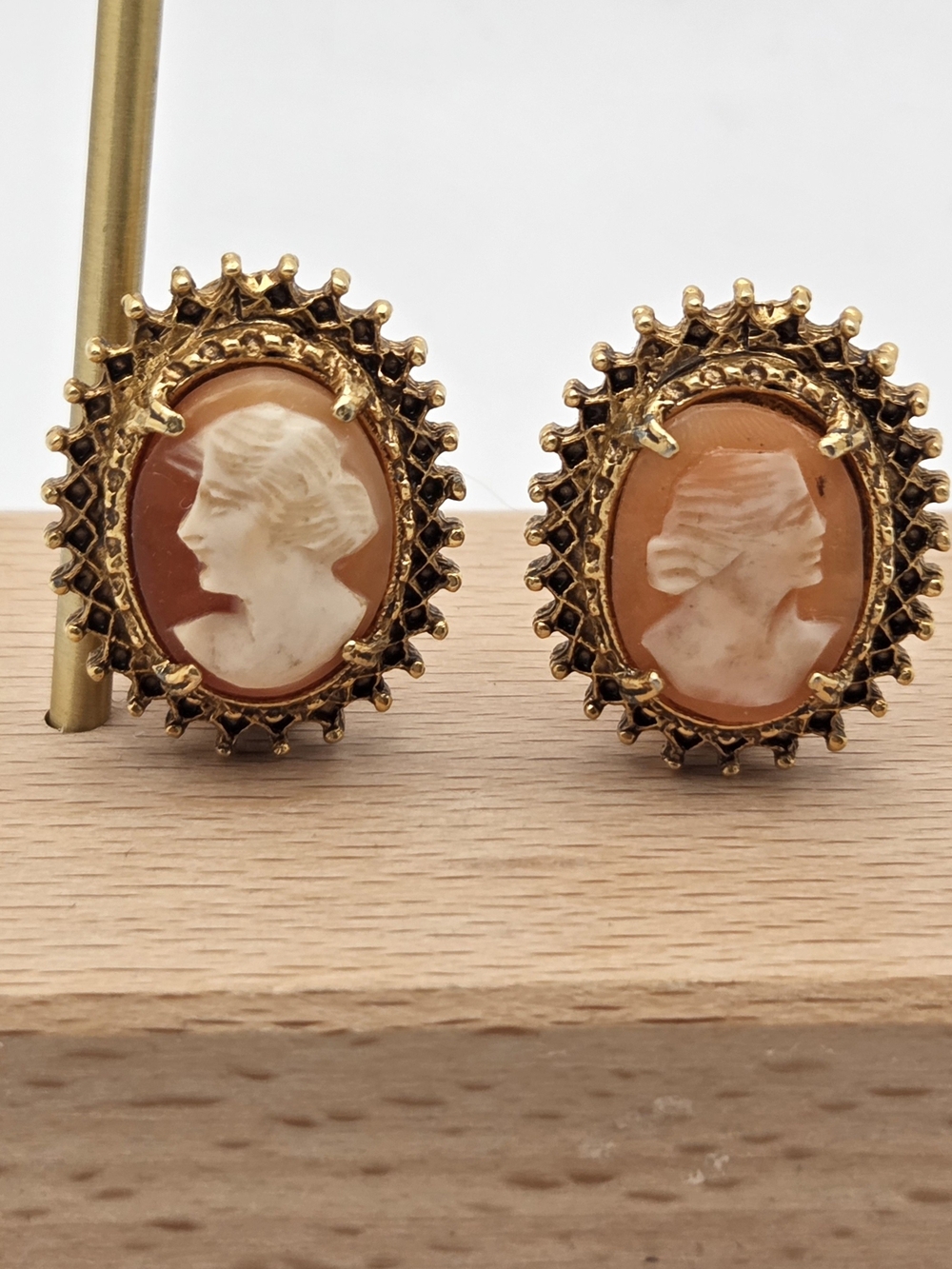 Vintage Florenza Signed Cameo Clip-On Earrings Gold Tone Ornate